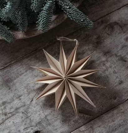 Stjärna Wood Snowflake Ø 20 från Majas Cottage på träbord