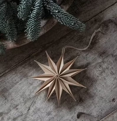 Stjärna Wood Snowflake Ø 15 från Majas Cottage på träbord