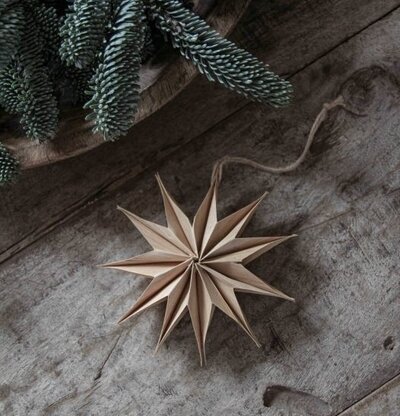 Stjärna Wood Snowflake Ø 15 från Majas Cottage på träbord