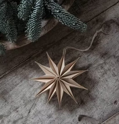 Stjärna Wood Snowflake Ø 15 från Majas Cottage på träbord