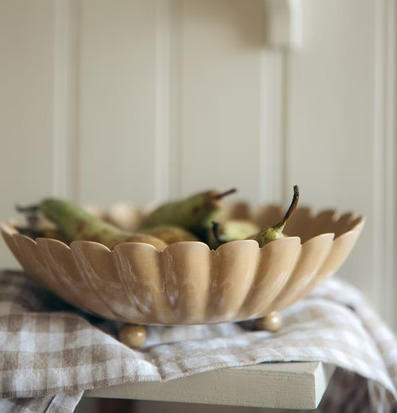 Skål Ingrid Gul Stor från Strömshaga med frukt och tygduk