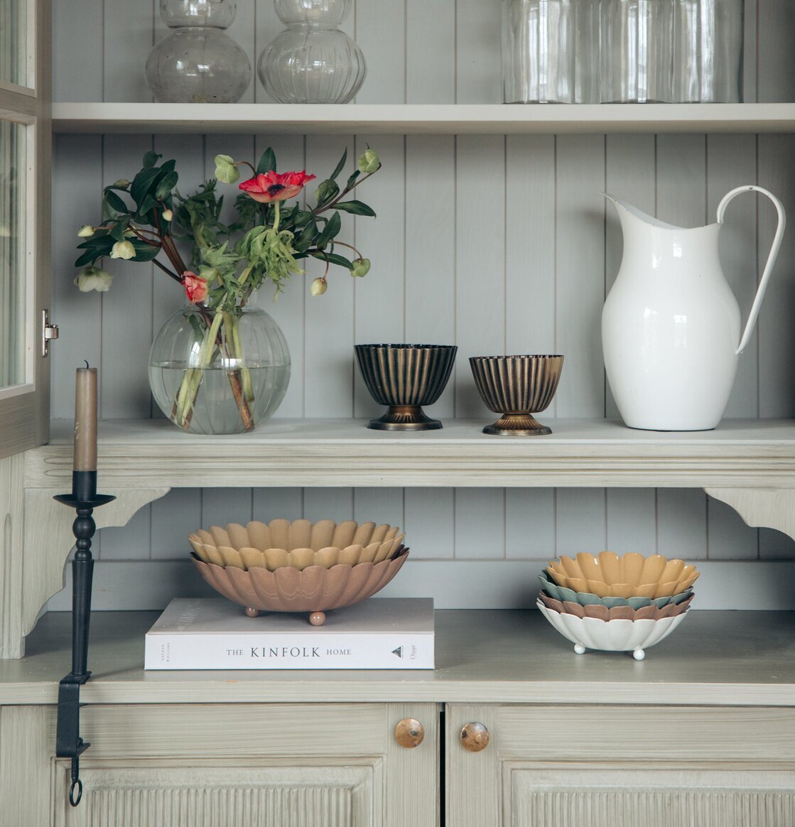 Skål Ingrid Gul Liten från Strömshaga i vitrinskåp