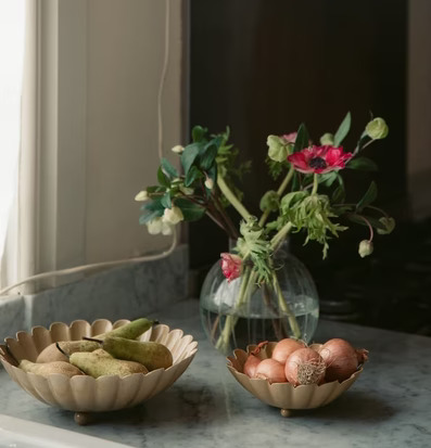 Skål Ingrid Gul Liten från Strömshaga på marmorbänk