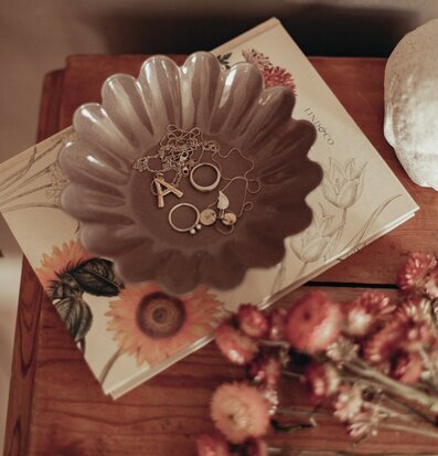 Skål Ingrid Rosa Liten från Strömshaga på bok med smycken