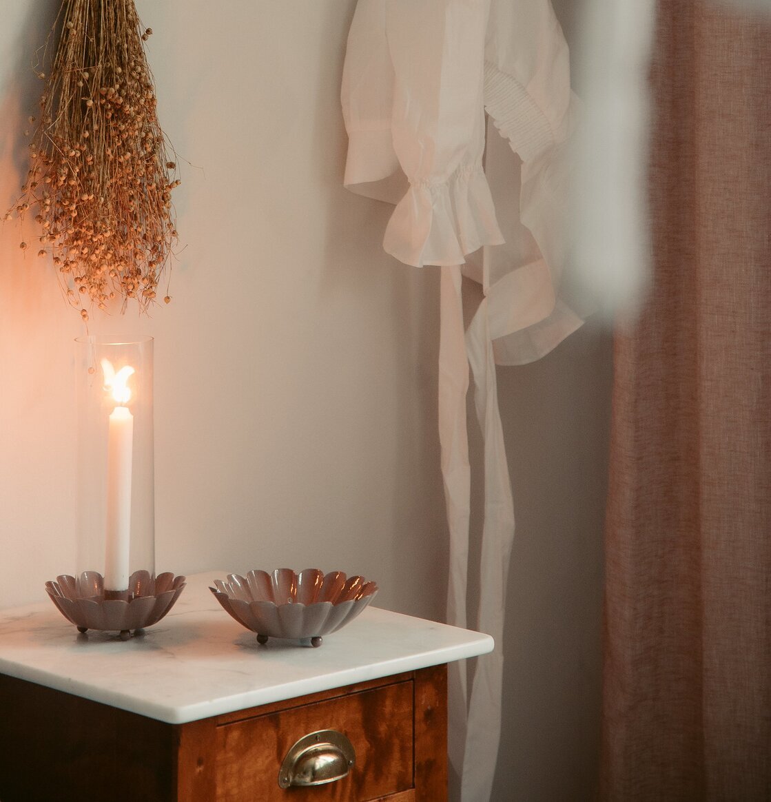 Skål Ingrid Rosa Liten från Strömshaga på marmorskiva