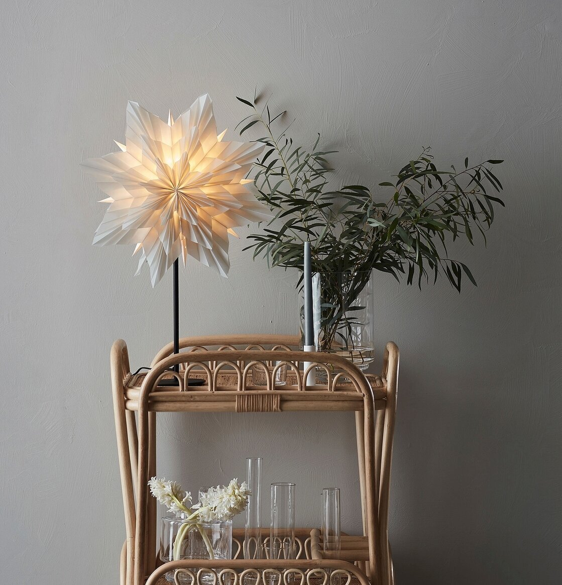 Bordsstjärna Neela Grå/Svart från Markslöjd på rottingbord