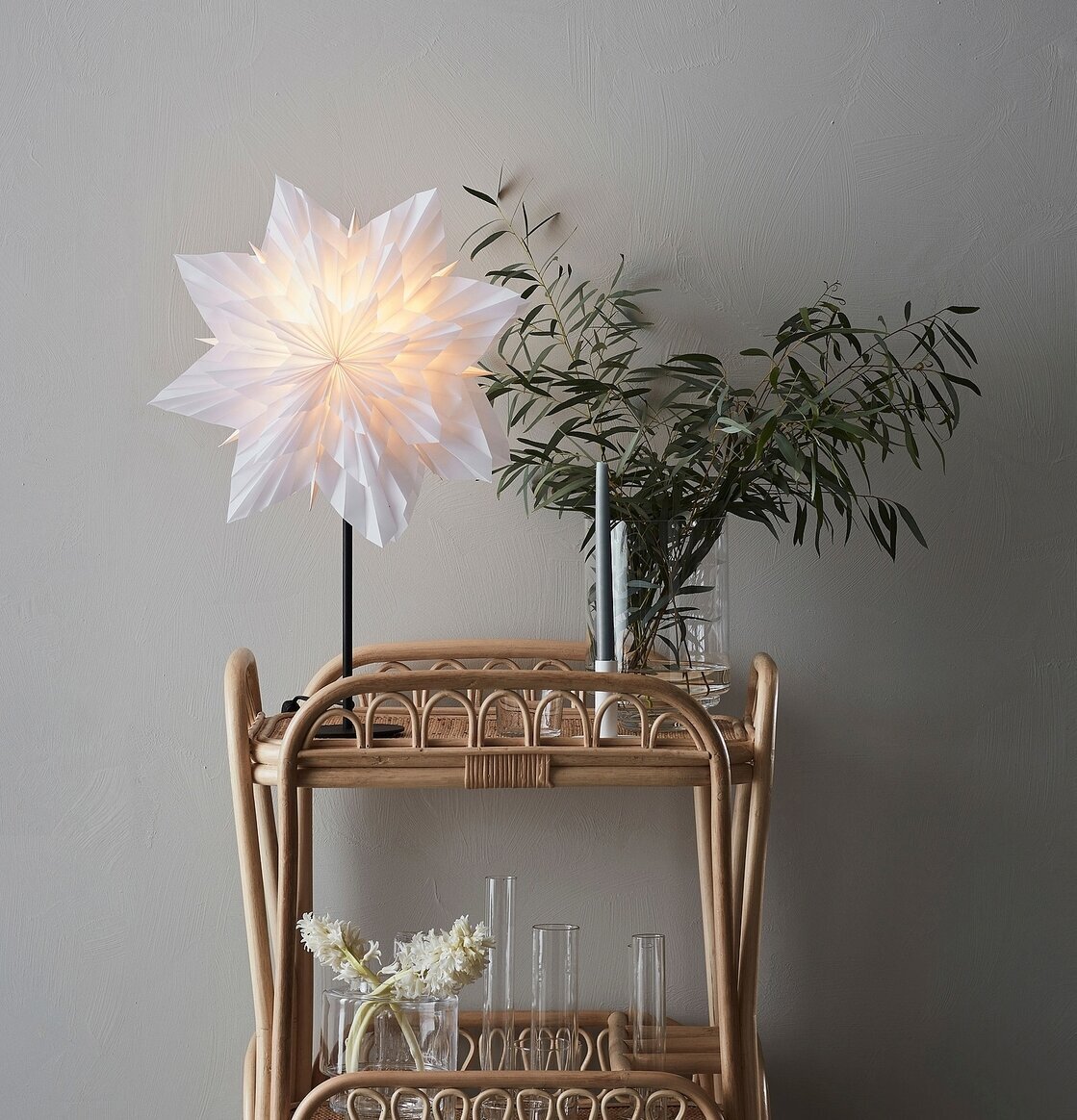 Bordsstjärna Neela Vit/Svart från Markslöjd på rullbord