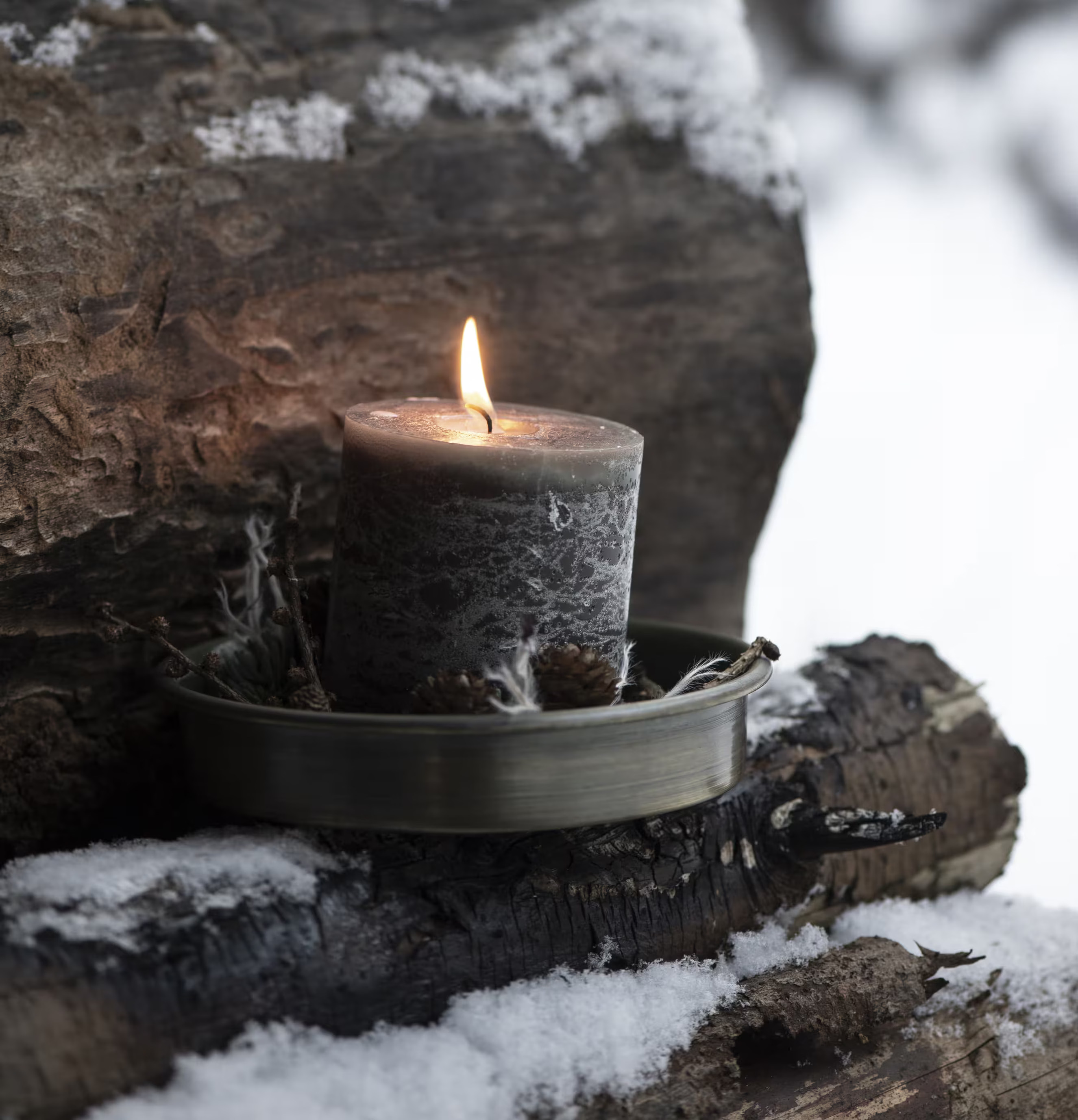 Ljusbricka Olivgrön/Mässing från IB Laursen utomhus i snö