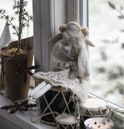 Ängel Claire från IB Laursen i spetsklänning på trumma