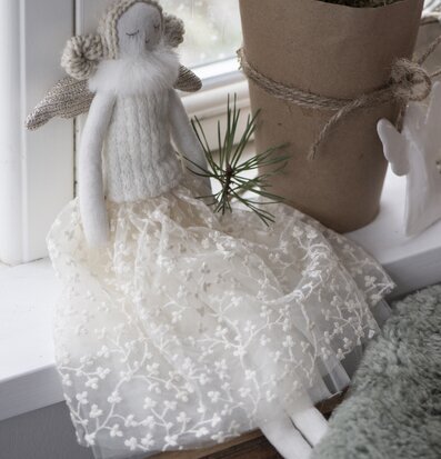 Ängel Claire från IB Laursen på fönsterbräda med växt