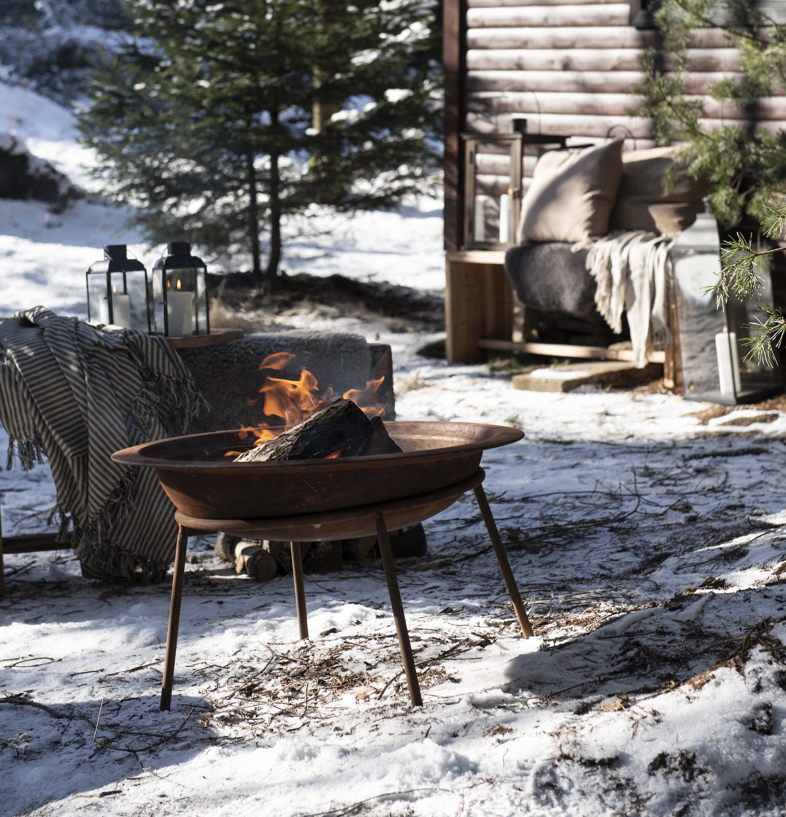 Eldfat/Stativ Rost från IB Laursen i snötäckt trädgård