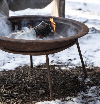 Eldfat/Stativ Rost från IB Laursen i vintrig trädgårdsmiljö