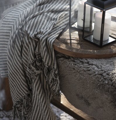 Pläd Stripes Creme/Olivgrön från IB Laursen på träbänk