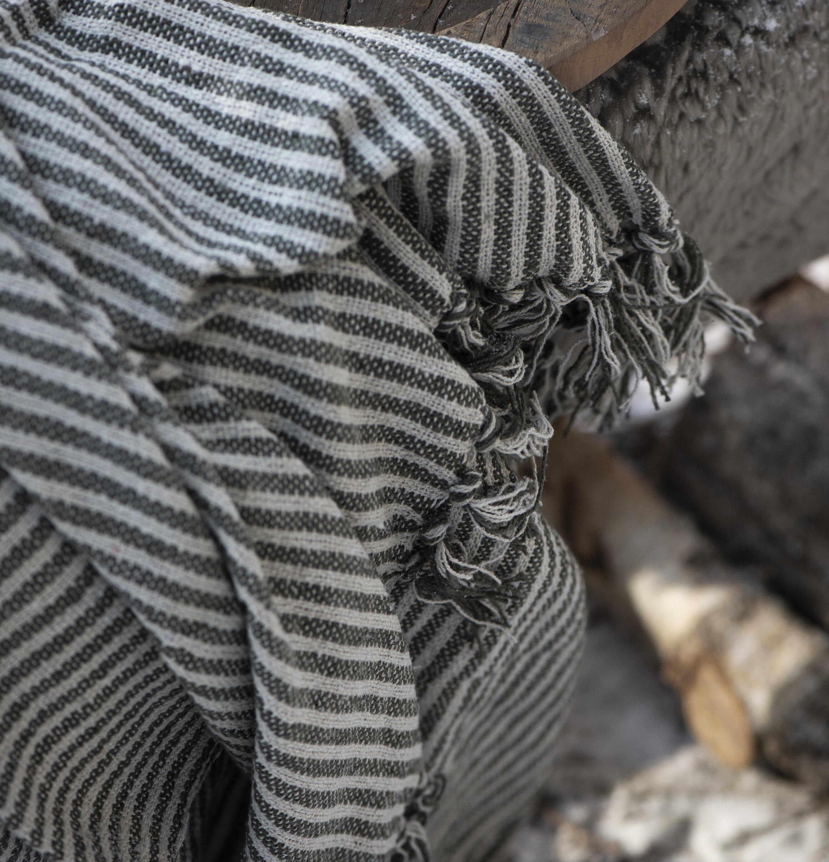 Pläd Stripes Creme/Olivgrön från IB Laursen på grovt trä