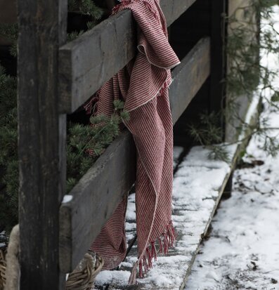 Pläd Stripes Creme/röd från IB Laursen på trästaket i vinter