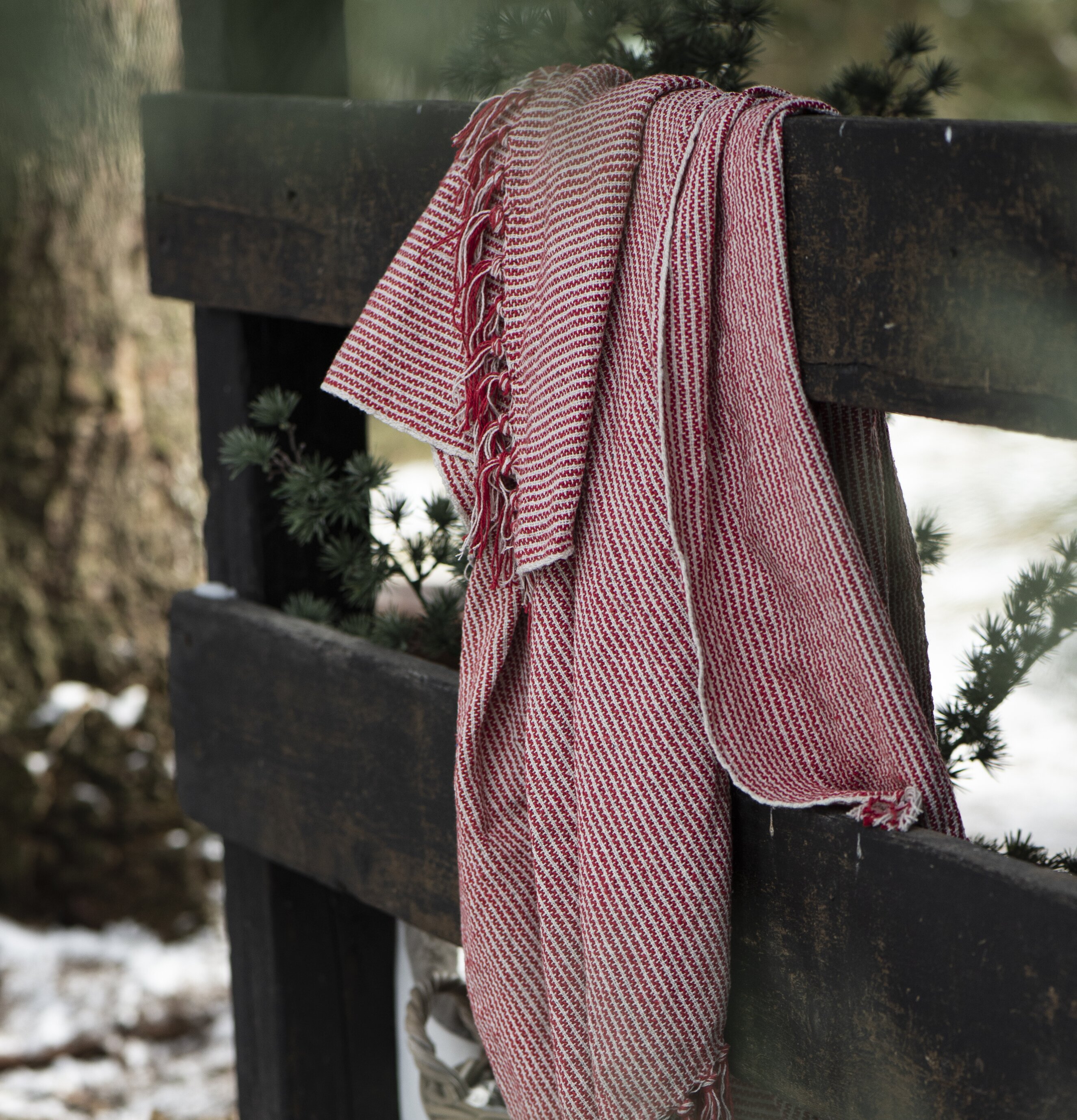 Pläd Stripes Creme/röd från IB Laursen i snötäckt miljö