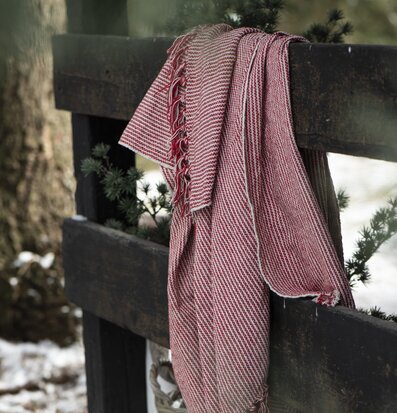 Pläd Stripes Creme/röd från IB Laursen i snötäckt miljö