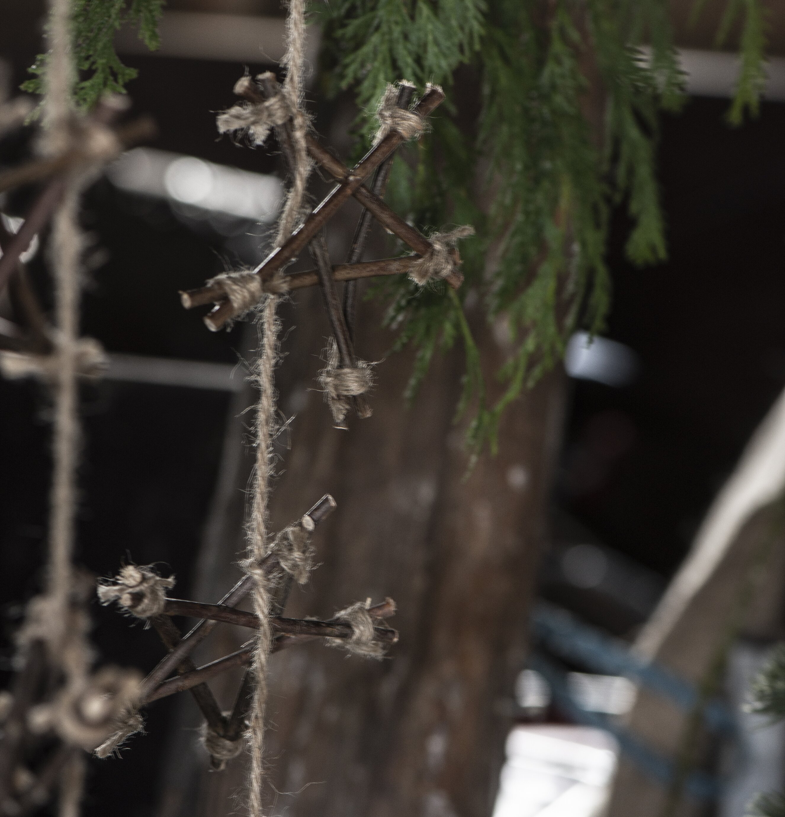 Stjärnor På Rad från IB Laursen hänger mot granris och trä