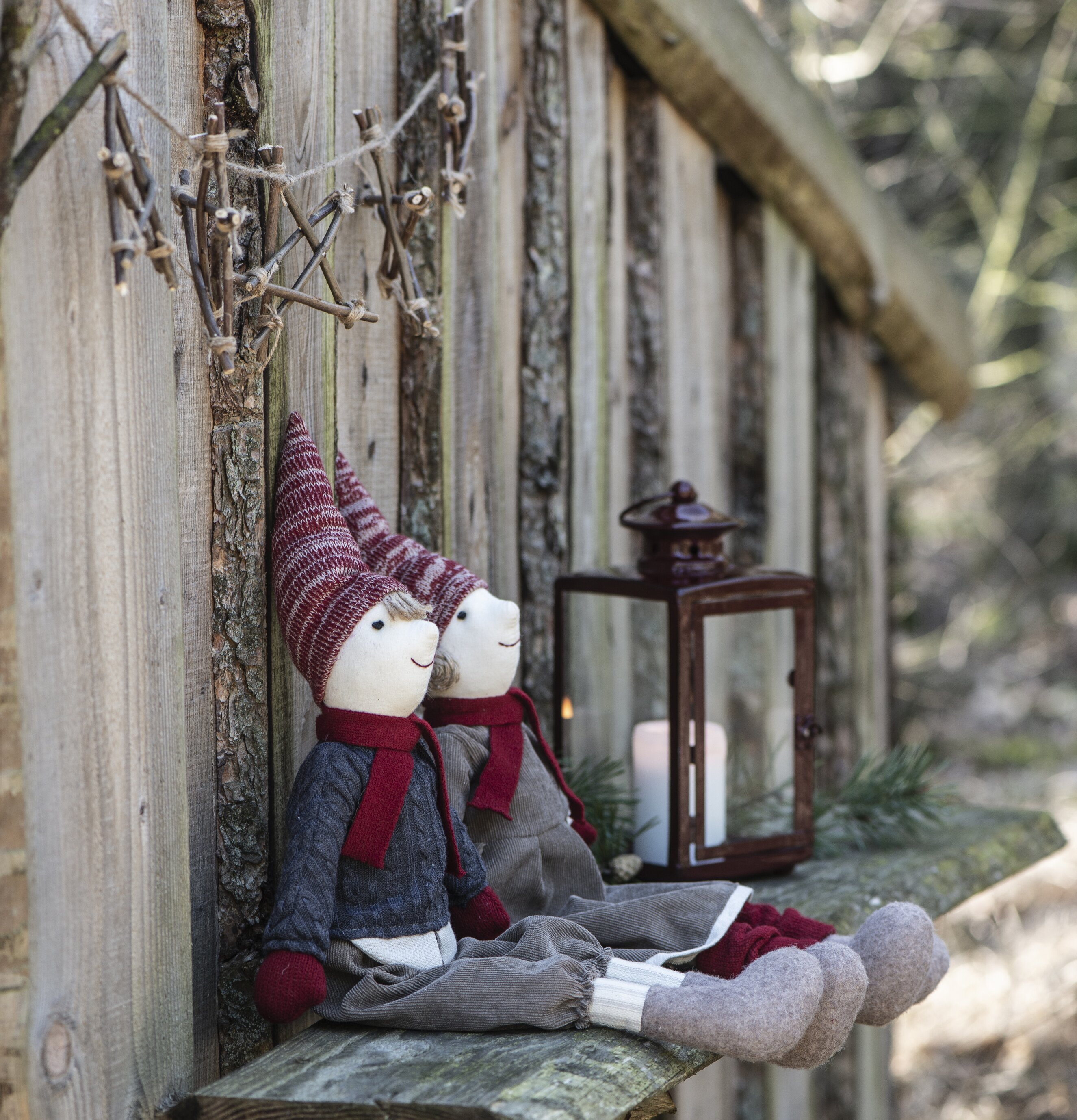 Stjärnor På Rad från IB Laursen hänger på en trävägg