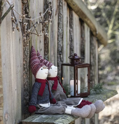 Stjärnor På Rad från IB Laursen hänger på en trävägg