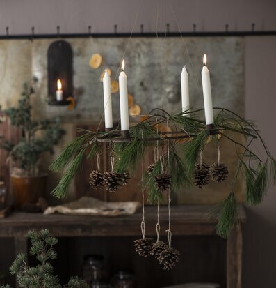 Hängande Ljusstake från IB Laursen med ljus och grankvistar