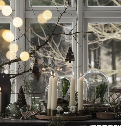 Ljusstake Advent Mässing från IB Laursen i vintrig miljö