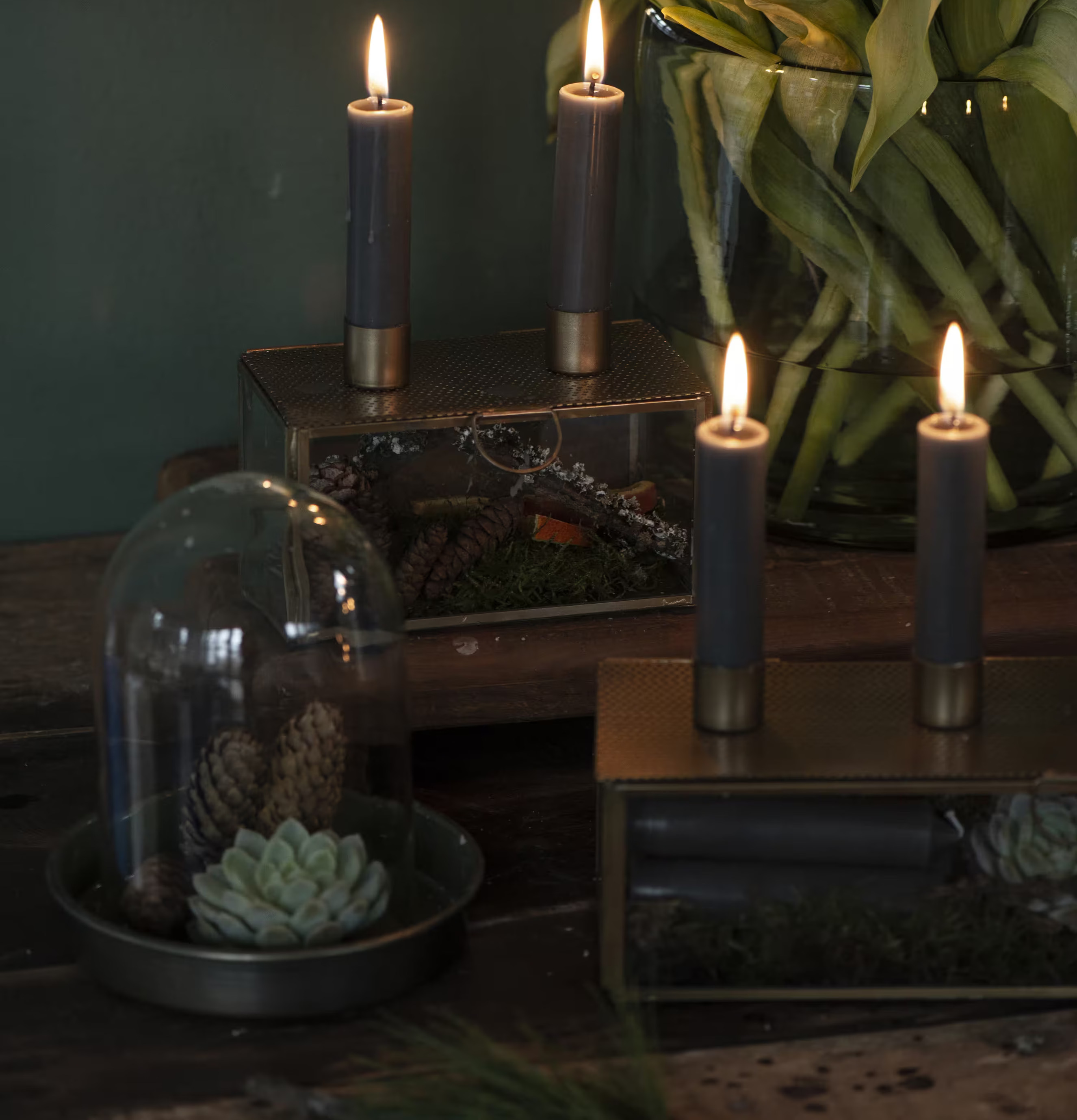 Ljusstake 2 Ljus Mässing från IB Laursen på rustikt träbord