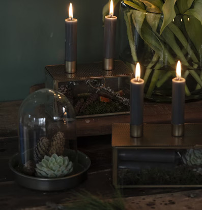 Ljusstake 2 Ljus Mässing från IB Laursen på rustikt träbord