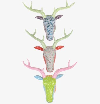 Hjorthuvud Papier Mache Röd från Rice på neutral vägg