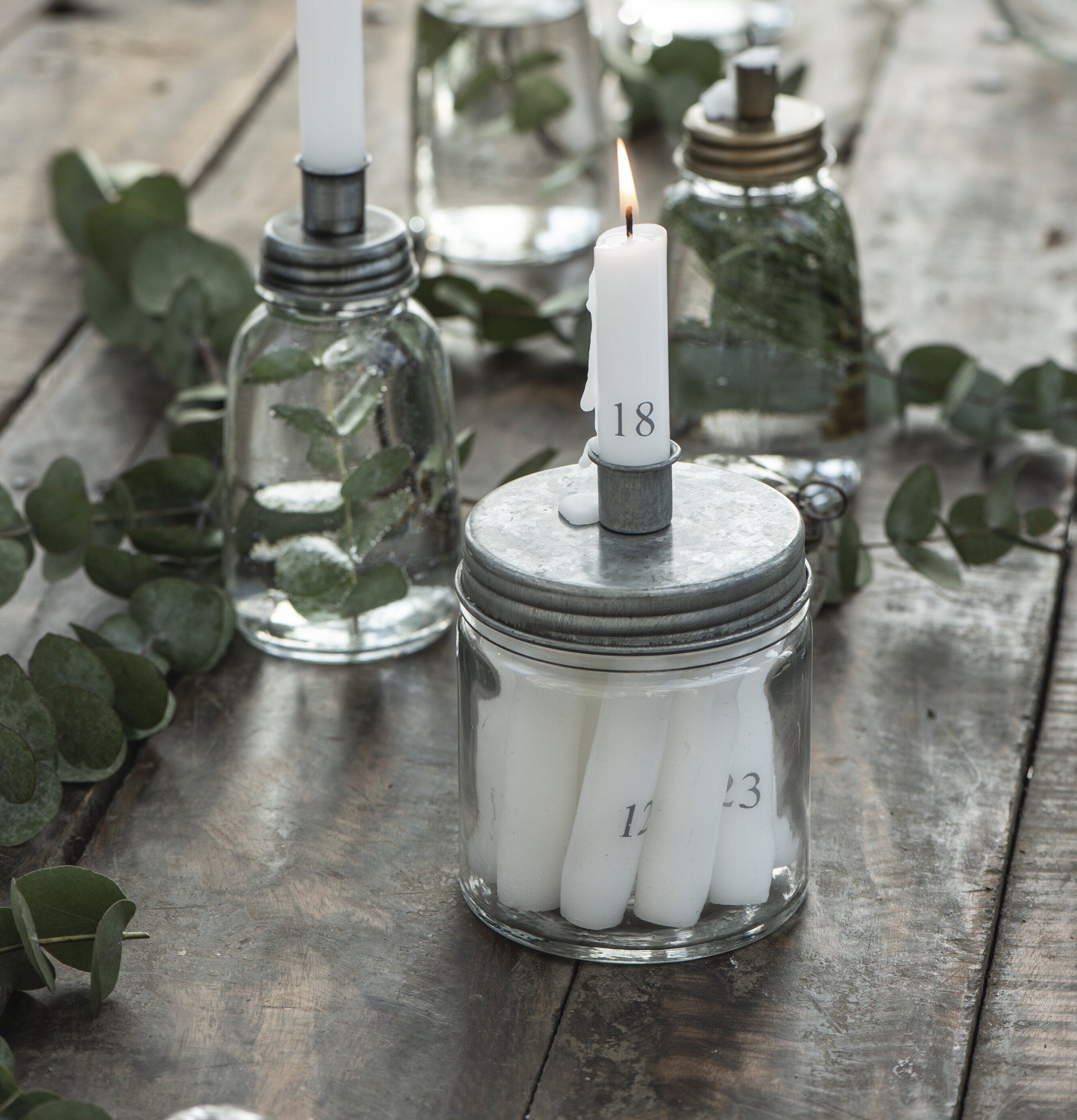 Ljusstake Glaskruka Zink från IB Laursen på rustikt träbord