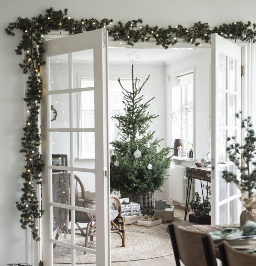 Ljusslinga 40 Pärlor från IB Laursen på dörrkarm med gran