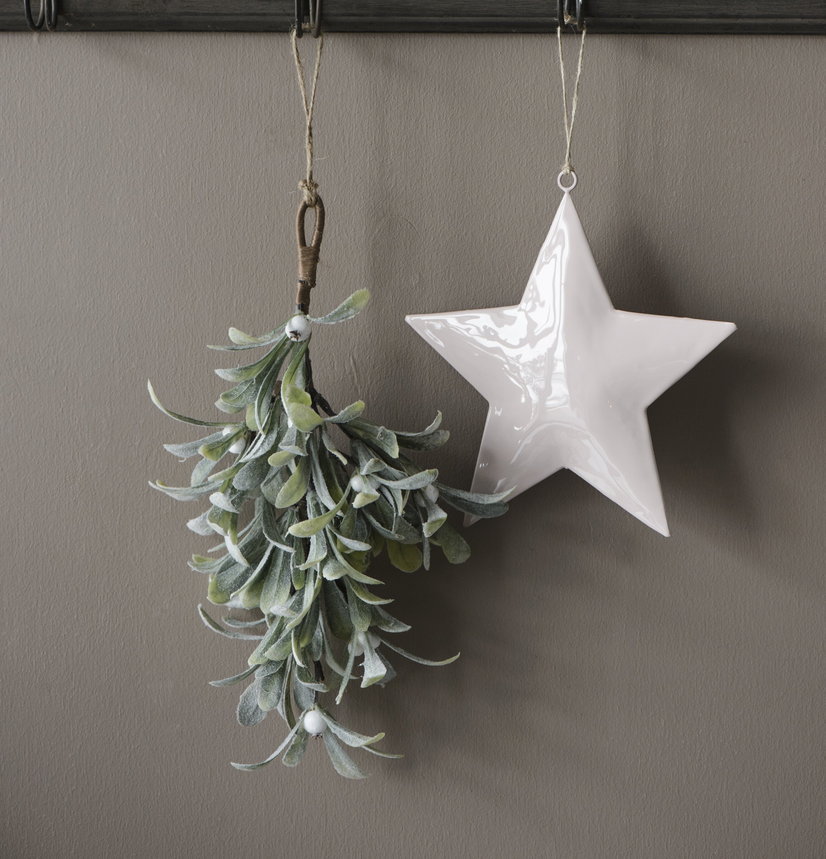 Mistel Stor från IB Laursen hänger på svarta metallkrokar