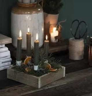 Trälåda från IB Laursen med adventsljus och juldekorationer