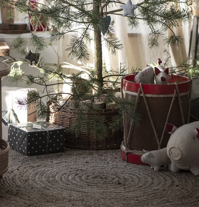 Trumma Brun/Röd från IB Laursen framför julgran med leksaker