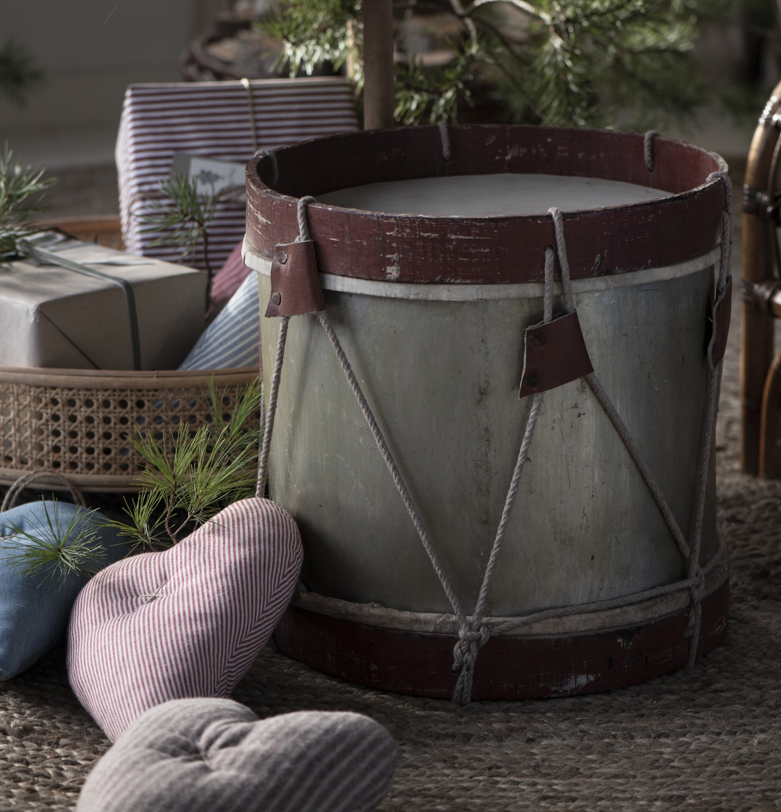 Trumma Guld/Röd från IB Laursen i en juldekorerad miljö