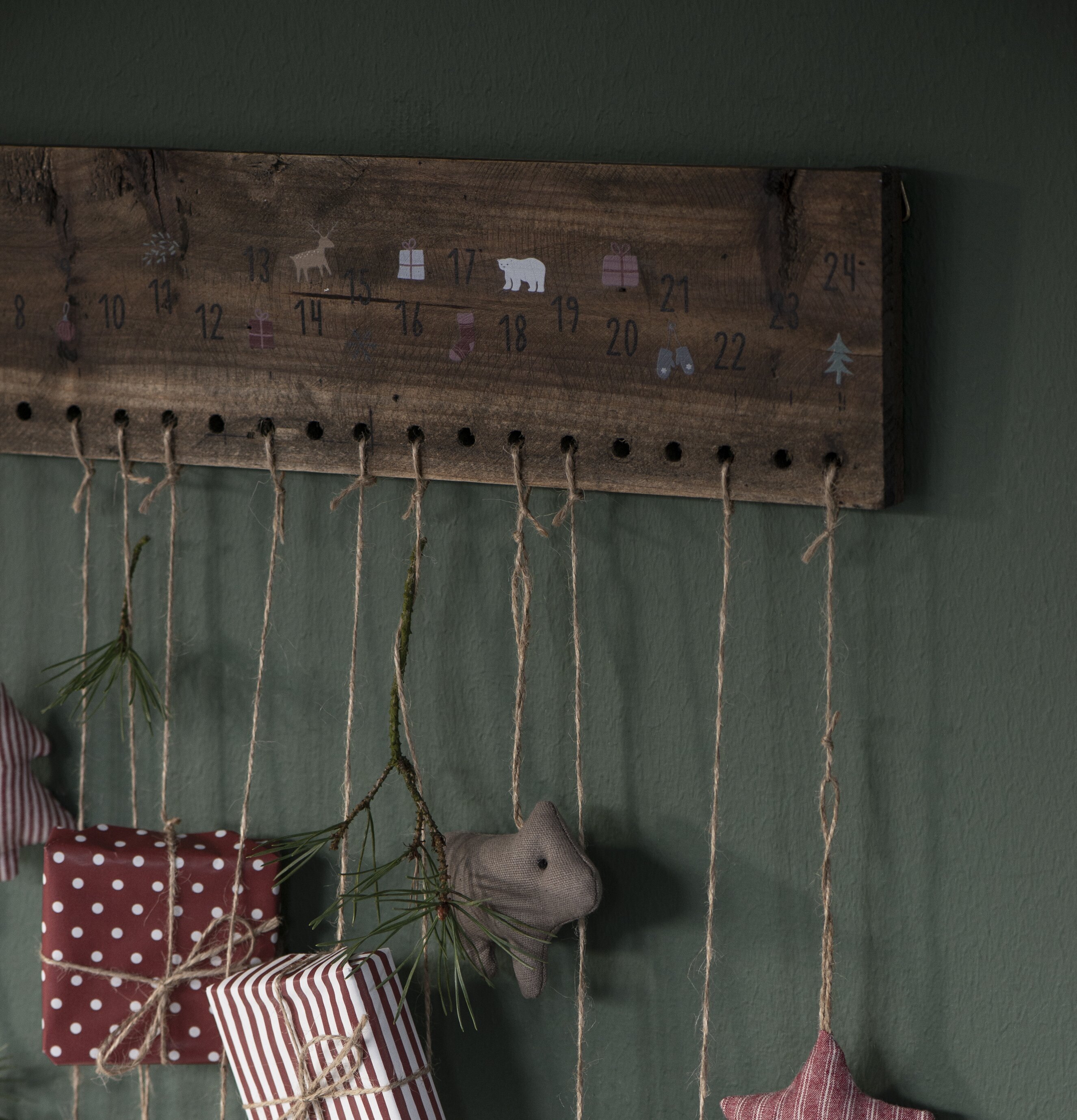 Träskylt Christmas Calender 1-24 från IB Laursen med paket