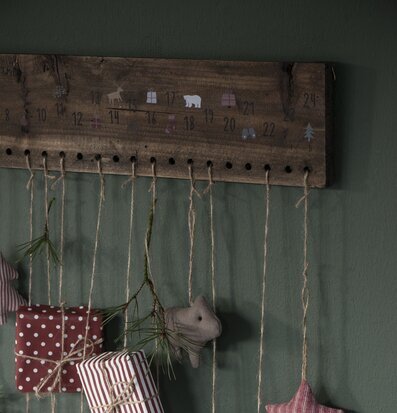 Träskylt Christmas Calender 1-24 från IB Laursen med paket