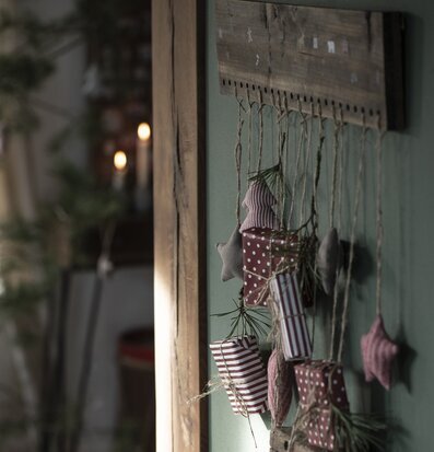 Träskylt Christmas Calender 1-24 från IB Laursen med paket