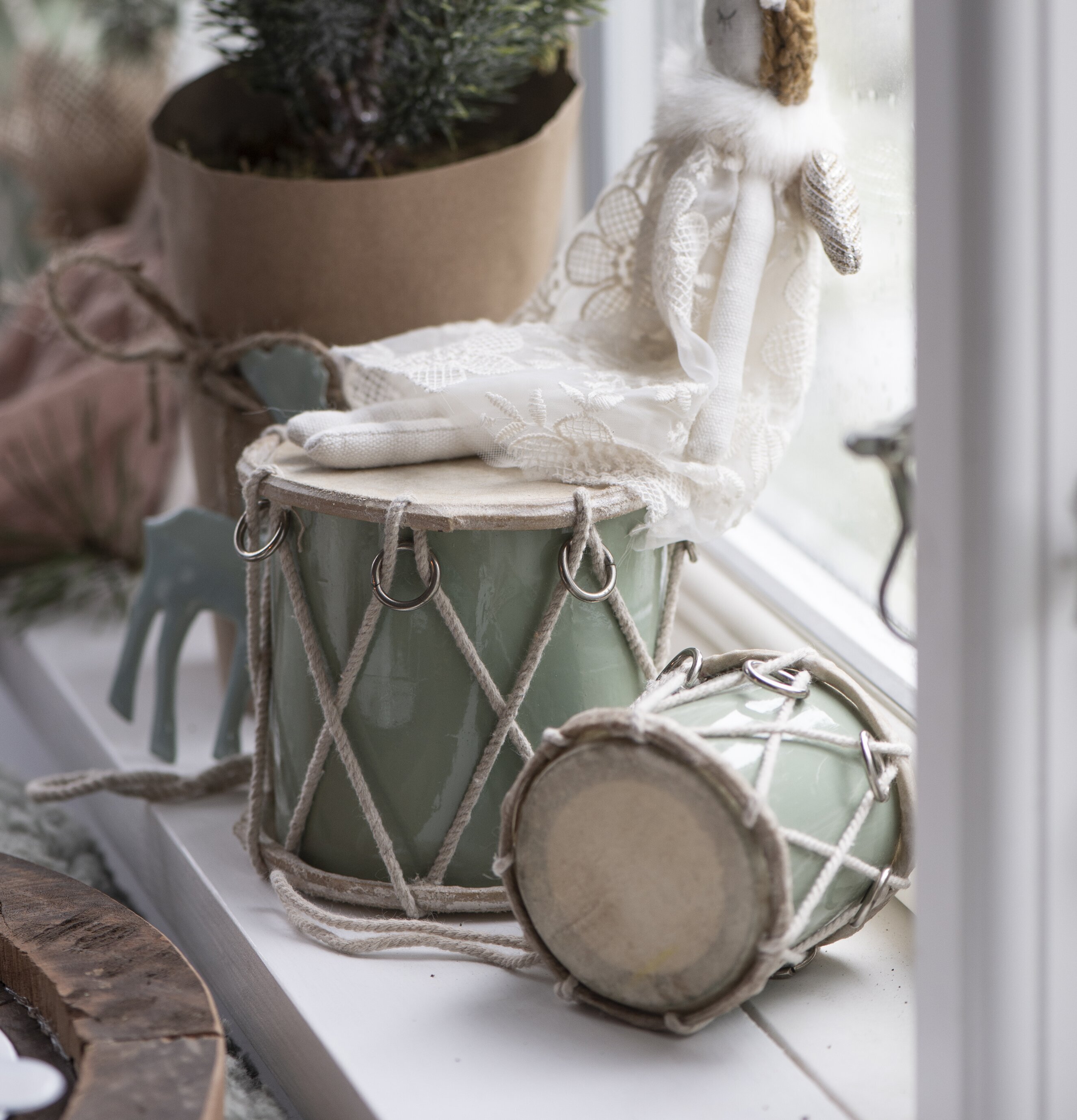 Trumma Ljusgrön M från IB Laursen på vit fönsterbräda