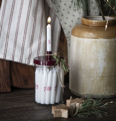 Ljusstake Glaskruka Vinröd från IB Laursen med vita ljus