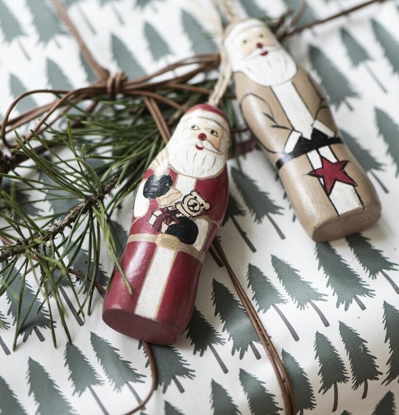 Julgranspynt Jultomte från IB Laursen vid inslaget paket