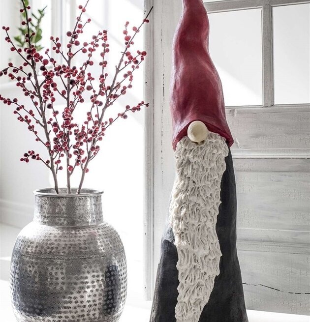 Tomten Den Långa 100 cm från Nääsgränsgården i julmiljö