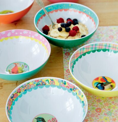 Skål Lavendel / Rosor från Rice på ljus träbord med frukt