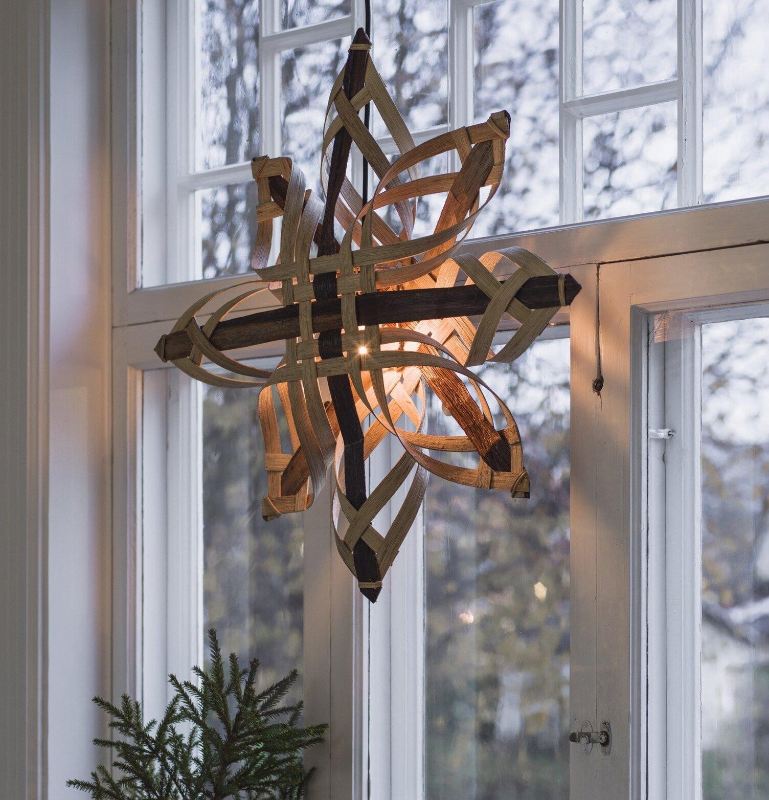 Mary Star Natur Ø66 cm från PR Home i ett klassiskt fönster