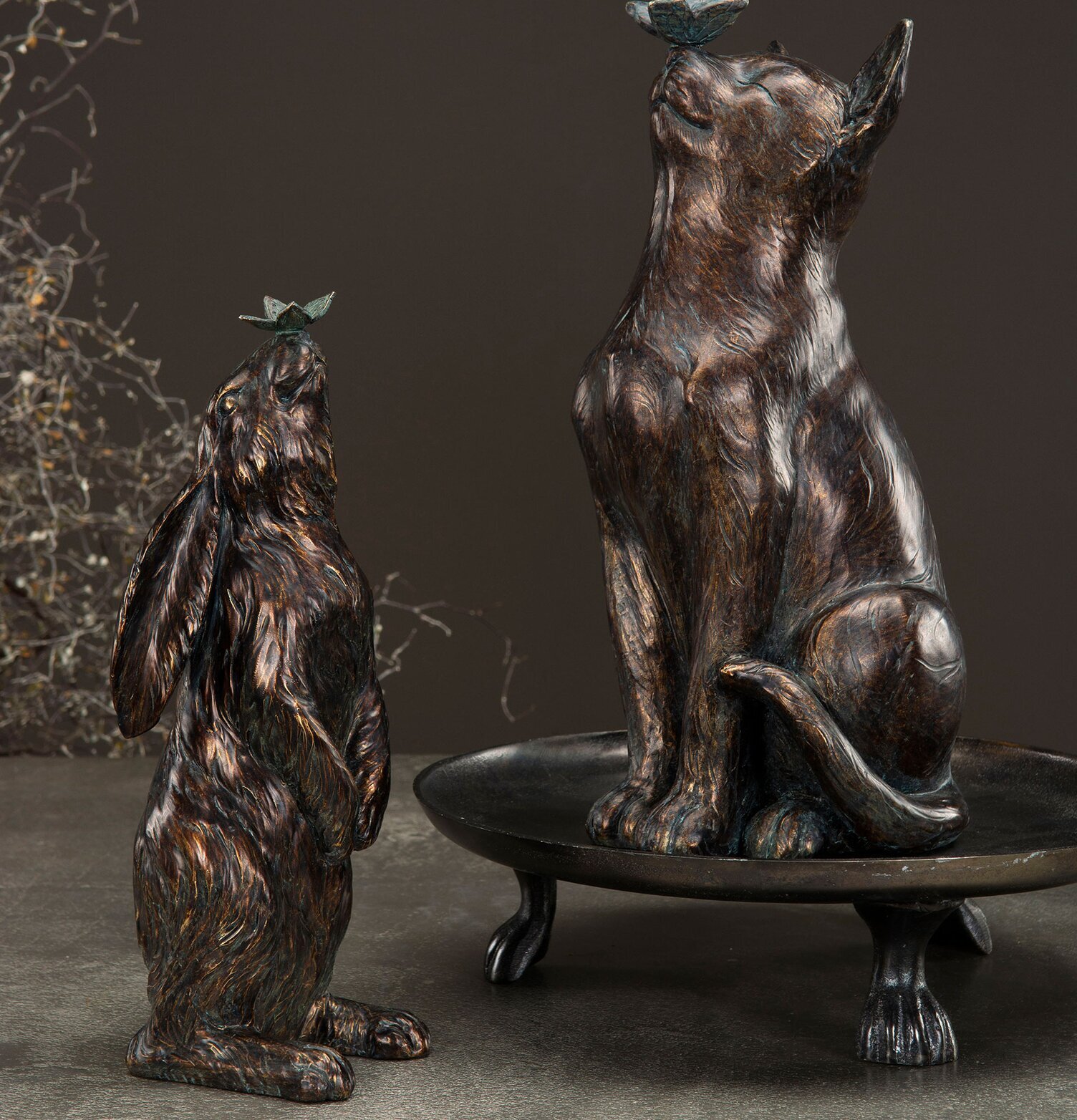 Figurin Hare Med Fjäril från A Lot Decoration, rustik charm