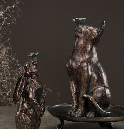 Figurin Katt Med Fjäril från A Lot Decoration, bronsfärgad