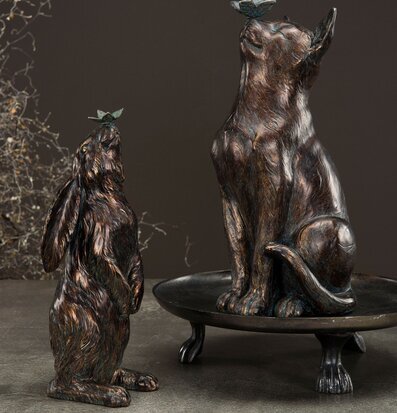 Figurin Hare Med Fjäril från A Lot Decoration, rustik charm