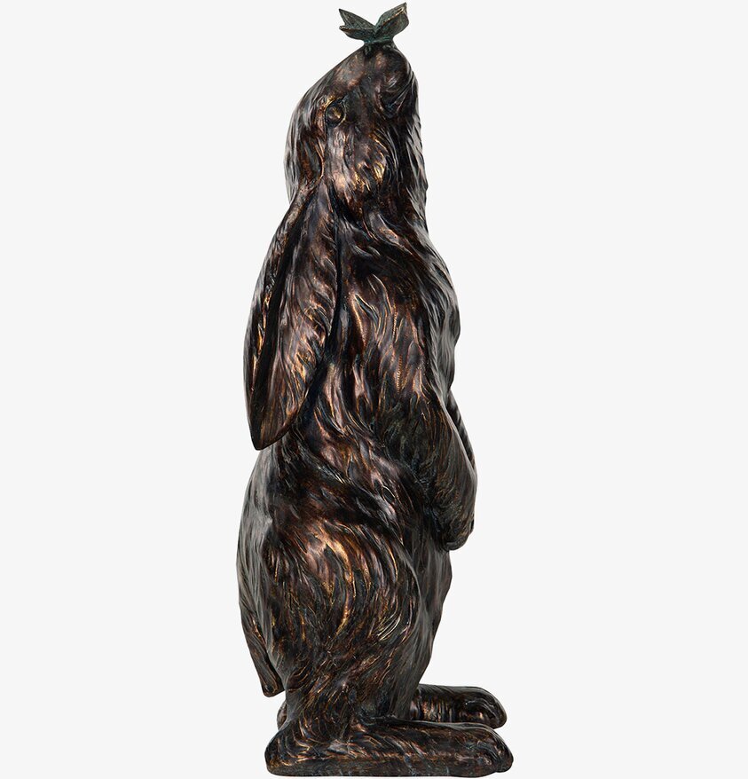 Figurin Hare Med Fjäril från A Lot Decoration, stående hare