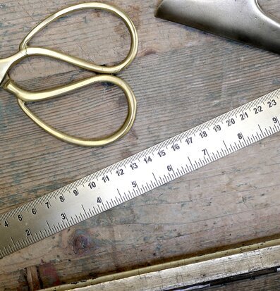 Linjal Antik Mässing från Chic Antique på rustikt träbord