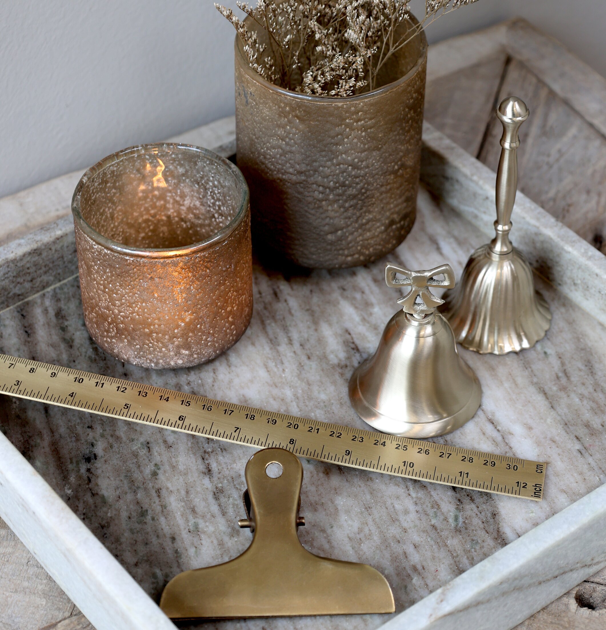 Linjal Antik Mässing från Chic Antique på marmorerat fat